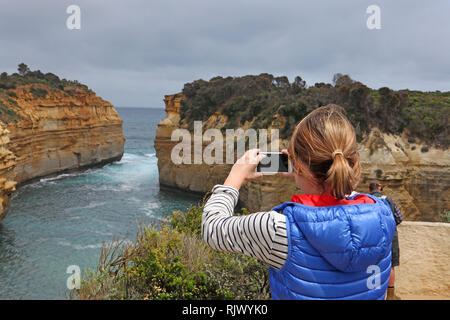 Besuchen sie Australien. Scenics und Blick entlang der Great Ocean Road, Loch Ard Gorge und die Grotte Stockfoto