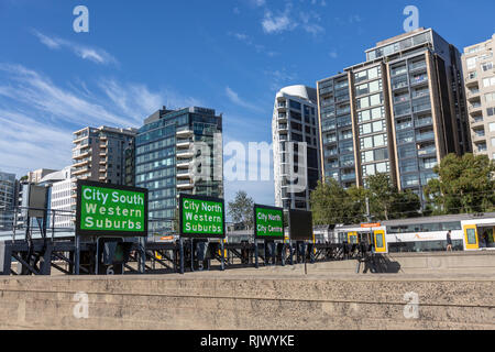 Sydney Zug am Milsons Pint station und Lane Indikatoren für Pkw Anfahren der Sydney Harbour Bridge, Sydney, Australien Stockfoto