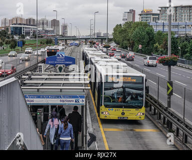 Istanbul, Türkei - 28.September 2018. Bushaltestelle (BRT) auf der Autobahn in Istanbul, Türkei. Der Bau der Metrobüs BRT-Linie begann im Jahr 2005. Stockfoto