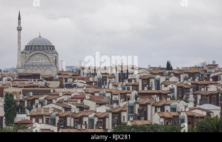 Altstadt mit einer Moschee in Istanbul, Türkei. Istanbul ist eine transkontinentale Stadt in Eurasien, beiderseits der Bosporus. Stockfoto