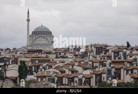 Altstadt mit einer Moschee in Istanbul, Türkei. Istanbul ist eine transkontinentale Stadt in Eurasien, beiderseits der Bosporus. Stockfoto