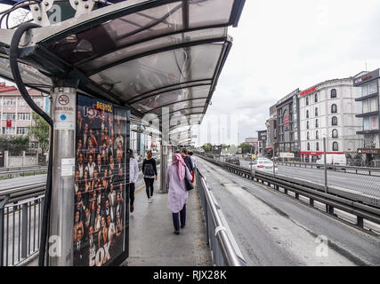 Istanbul, Türkei - 28.September 2018. Bushaltestelle (BRT) auf der Autobahn in Istanbul, Türkei. Der Bau der Metrobüs BRT-Linie begann im Jahr 2005. Stockfoto