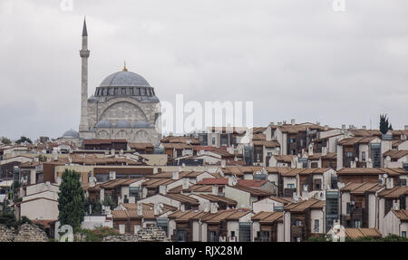 Altstadt mit einer Moschee in Istanbul, Türkei. Istanbul ist eine transkontinentale Stadt in Eurasien, beiderseits der Bosporus. Stockfoto