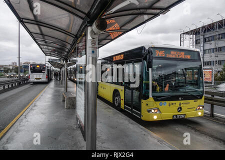 Istanbul, Türkei - 28.September 2018. Bushaltestelle (BRT) auf der Autobahn in Istanbul, Türkei. Der Bau der Metrobüs BRT-Linie begann im Jahr 2005. Stockfoto