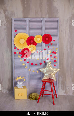 Studio Shooting für bunte Möbel von Vorsitz und stand aus Holz mit erstaunlichen Rote und gelbe Farbe Papier Blumen Dekorationen mit Golden Star handmade pil Stockfoto