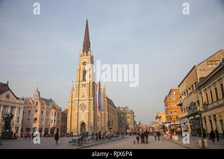 NOVI SAD, Serbien - Januar 27, 2018: Der Name der Maria Kirche, oder Novi Sad katholische Kathedrale an einem sonnigen Nachmittag mit einer Masse zu Fuß auf Trg Slobode Stockfoto