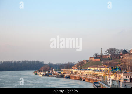 Belgrad, Serbien - Februar 4, 2018: Blick auf den Fluss Sava Bank in Belgrad im Winter. Eine orthodoxe Kathedrale Kirche kann auf der rechten Seite gesehen werden, Kalemegdan Stockfoto