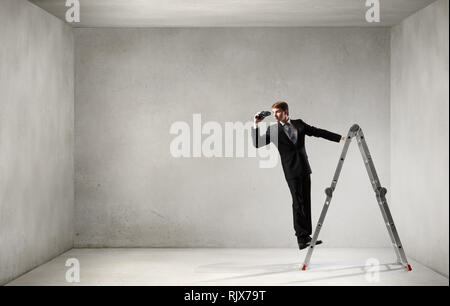 Unternehmer stehen auf Leiter und Suchen in Ferngläsern. Mixed Media Stockfoto