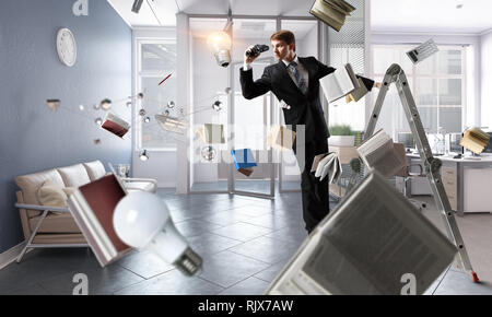 Unternehmer stehen auf Leiter und Suchen in Ferngläsern. Mixed Media Stockfoto