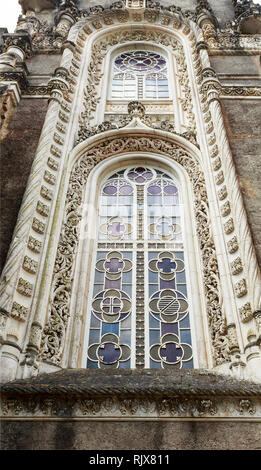Fenster in der Neo-Manueline architektonischen Stil des Palace Hotel von Bussaco, im späten 19. Jahrhundert gebaut, in Bussaco, Portugal Stockfoto