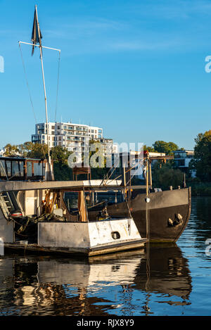 Hausboote auf dem Fluss im Morgenlicht Stockfoto