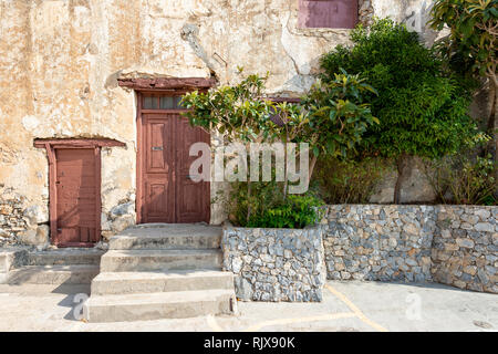 Alte Gebäude im Innenhof des Klosters Preveli in Kreta, Griechenland Stockfoto