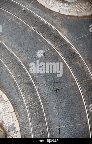 Lissabon cobblestone geschwungene Straße Antenne mit Straßenbahnschienen. Stockfoto