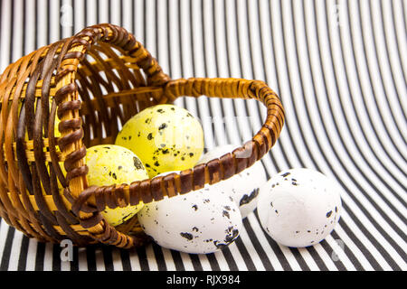 Ostern abstrakte Geschenkkarte auf Schwarz und Weiß strukturierten Hintergrund mit Ostern Eier in kleinen Weidenkorb mit viel Platz für den Text kopieren Stockfoto
