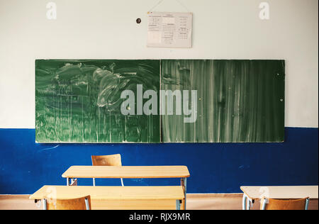 Details eines alten und verfallenen Klassenzimmer Tafel und Möbel. Teil einer alten, verlassenen Schule. Stockfoto