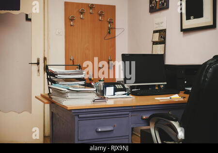 Alte unordentliches Büro, Möbel details Detailansicht auf den Tisch voller Papiere und verschiedenen Materialien. Stockfoto