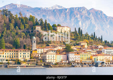 Schöne Sicht auf die Bellagio Ferienort vom Comer See bei Sonnenuntergang, Lombardei, Italien gesehen. Stockfoto