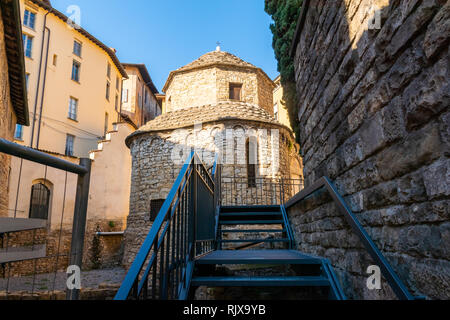 Sehr alte Tempietto Santa Croce versteckte achteckige romanische Kapelle aus dem 11. Jahrhundert in Citta Alta, Bergamo, Italien. Stockfoto