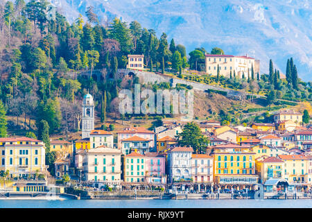 Schöne Sicht auf die Bellagio Ferienort vom Comer See bei Sonnenuntergang, Lombardei, Italien gesehen. Stockfoto