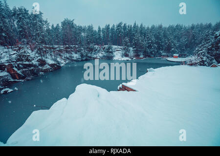 Winter frostigen Natur. Granit felsigen Ufer Stockfoto