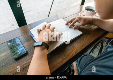 Mann lesen Sie Bücher in den schönen Morgen Stockfoto