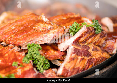Nahaufnahme Makro von geräuchertem Schweinefleisch auf der Anzeige für den Verkauf in Stadt Straße Markt Messe. Lecker geröstete Schnitte von Golden treffen Stockfoto