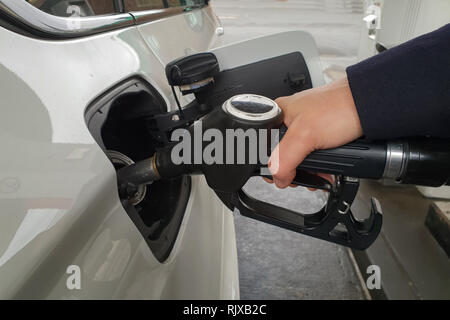 Tankstelle EIN Auto wird aufgetankt Stockfoto