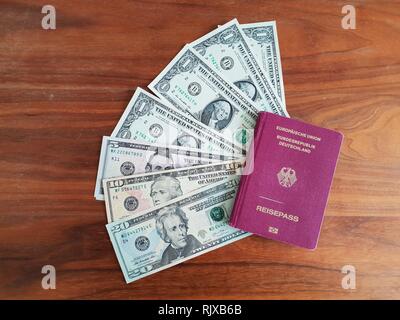 Reisen. Geld im Reisepass investiert. Stockfoto