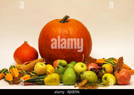 Herbststillleben / Gemüse und Obst auf dem Tisch Stockfoto