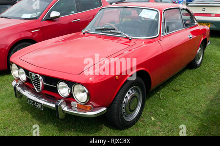 Drei Viertel Vorderansicht eines 1971, Alfa Romeo GTV, in der er Auto Club Zone bei der Silverstone Classic 2017 Stockfoto