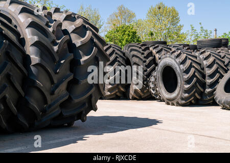 Große Maschinen reifen Hintergrund stack. Industriereifen außerhalb zum Verkauf Stockfoto