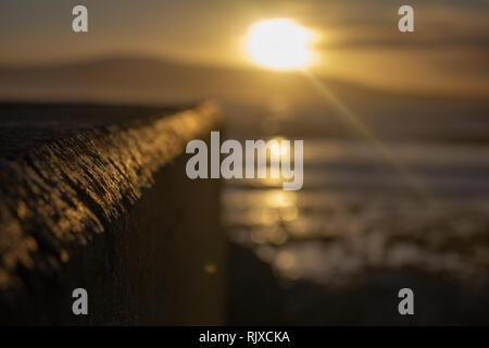 Führend in der Wand bis zum Sonnenuntergang. Strandhill, Co Sligo, Irland Stockfoto