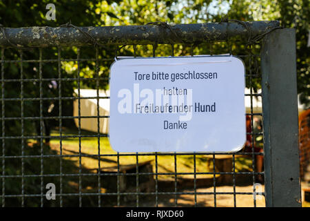 Halten Sie die Tore geschlossen. Freilaufhund. Danke. Stockfoto