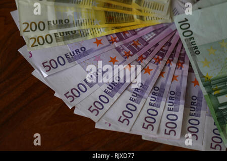 Euro / Verschiedene Banknoten liegen auf dem Tisch Stockfoto