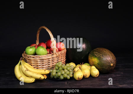 Frisches Obst / kleiner Korb mit reifen Äpfeln Stockfoto