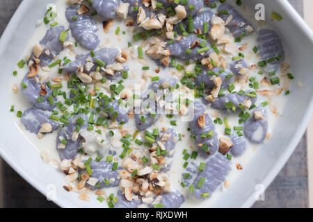 Oben auf einen frischen Frühling proteic Teller: eine Platte mit Bresaola mit raspadura, weiche und dünne slaces und jungen Parmesan in Lodi, Nord Italien mit Stockfoto