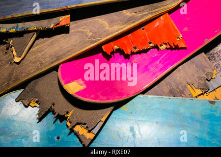 Gebrochene bunte skateboard Decks übereinander gestapelt, skateboard Recycling Stockfoto