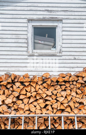 Ein Haufen von Scheitholz neben einem Haus in Neufundland bereit für den Winter gestapelt. Stockfoto