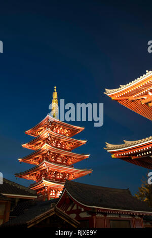 Das fünfstöckige Pagode in der Dämmerung fünf Neben der Senso-ji Tempel, Akasuka, Tokio, Honshu, Japan Stockfoto