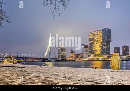 Rotterdam, Niederlande, 1. Februar 2019: Blick von Willems Quay, bedeckt mit einer dünnen Schicht von Schnee, über die Nieuwe Maas in Richtung Erasmus Brid Stockfoto