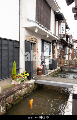 Traditionelle japanische Häuser auf weißen Mauern Storehouse Straße entlang der Karpfen Setogawa Kanal in Hida Furukawa, Präfektur Gifu, Honshu, Jap Stockfoto