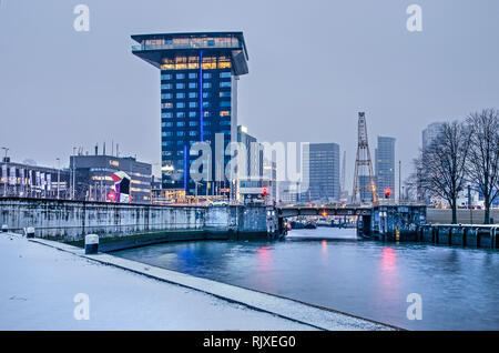 Rotterdam, Niederlande, 1. Februar 2019: Eine dünne Schicht Schnee bedeckt die Kai von Leuvehaven Hafen mit dem Inntel Hotels und der downtwon highr Stockfoto