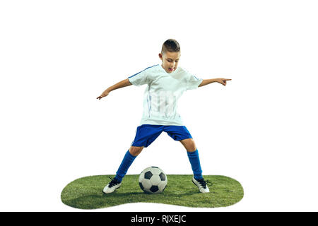 Junge kickt den Ball. Foto auf weißem Hintergrund. Fußball-Spieler in Bewegung im Studio. Fit springen Junge in Action, Jump, Bewegung im Spiel. Stockfoto