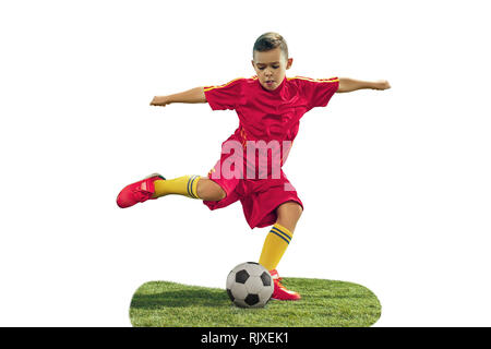 Junge kickt den Ball. Foto auf weißem Hintergrund. Fußball-Spieler in Bewegung im Studio. Fit springen Junge in Action, Jump, Bewegung im Spiel. Stockfoto