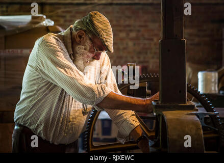 Drücken der Hopfen bei Larkins Brauerei, Chiddingstone, Kent Stockfoto