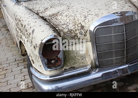 Altes rostiges Auto. Details. / Teil eines alten Autos aus der Nähe Stockfoto