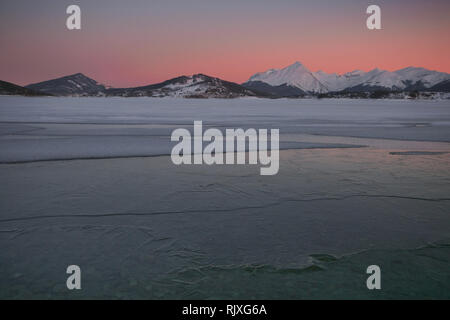 Wundervolle Sonnenuntergang über campotosto Dam mit Schnee in den Abruzzen Stockfoto