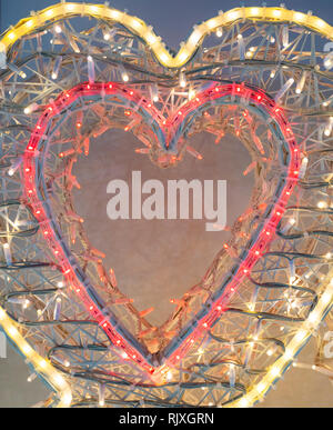 Beleuchtete Herzform aus elektrische Lampen Stockfoto