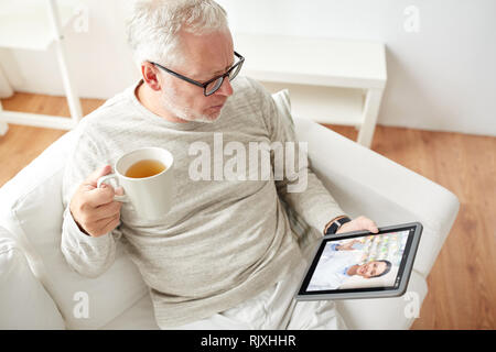 Älterer Mann, video chat mit Apotheker Stockfoto