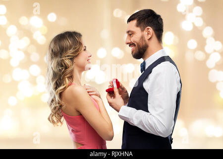 Mann, Frau Verlobungsring auf Valentines Tag Stockfoto